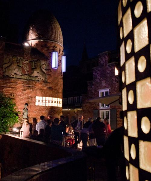 Terrasse mit Besuchern bei Nacht