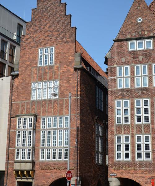 Robinson-Crusoe-Haus, Fassade zur Martinistraße