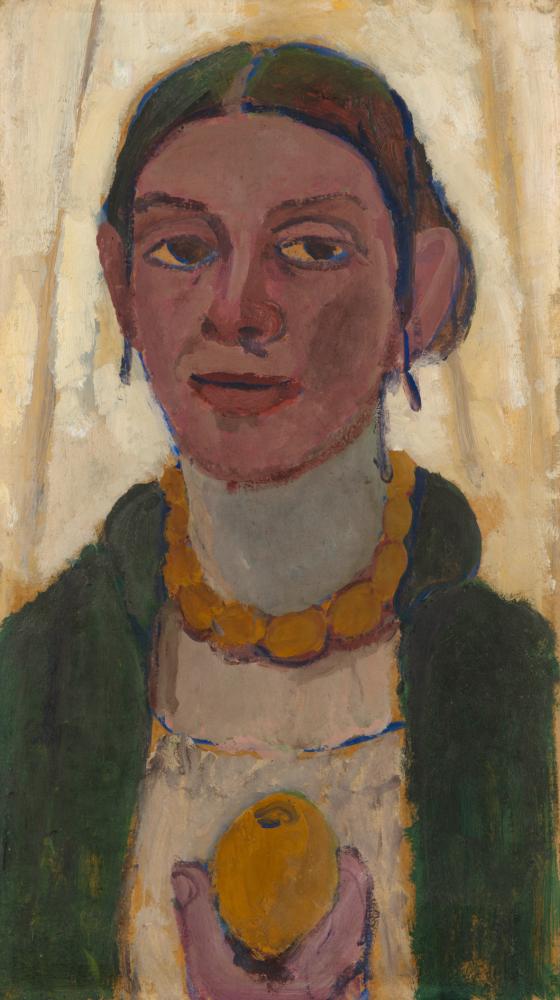 Porträt einer Frau, die den Betrachter ansieht und eine Zitrone in der Hand hält.